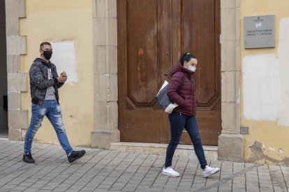 La condenada y su pareja el pasado 12 de noviembre a la salida de los juzgados de Cervera. 