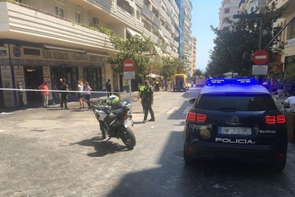 Policías de Marbella en la terraza del accidente.