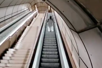 Mofa a les xarxes pel vídeo del metro de Bilbao desinfectant les escales mecàniques