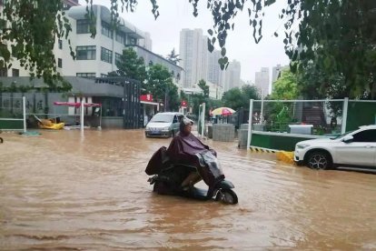 Imatge dels carrers inundats a la ciutat xinesa de Zhengzhou.