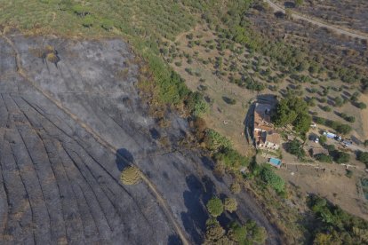 Plano aéreo de como ha quedado la zona afectada por el fuego.