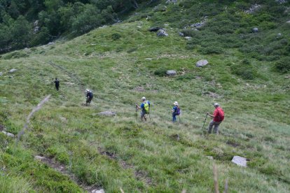 El israelí Eric Mauer, acompañado de sus dos hijos y su mujer, siguió el miércoles las huellas de sus abuelos en su huida por el Pirineo. 