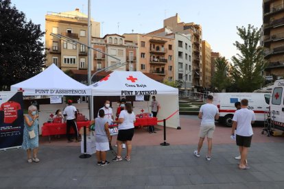 Tornen els cribratges - El departament de Salut, amb la col·laboració de la Creu Roja i la Paeria, va tornar ahir a fer PCR a persones de 16 a 30 anys a la plaça Ricard Viñes, encara que també es van fer proves a persones de més edat que s’ ...