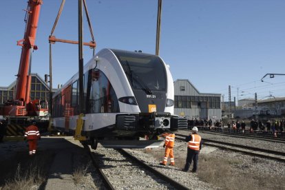 Un dels dos trens que operen actualment a la línia de la Pobla quan va arribar el 2016.