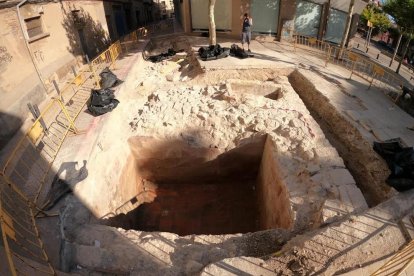 Les excavacions al centre de Tàrrega han permès documentar una torre i part de la muralla.