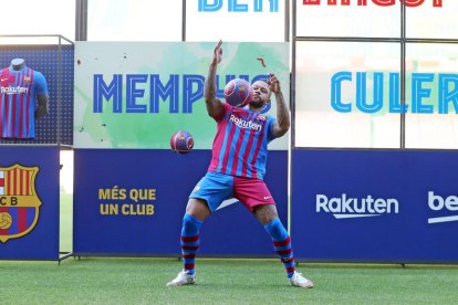 Depay, jugando con el balón durante la presentación de ayer.