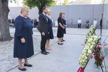 La primera ministra, Erna Solberg, el príncep Haakon i la princesa Mette-Marit, en l’homenatge.