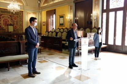 El alcalde de Lleida, Miquel Pueyo, y los tenientes de alcalde, Toni Postius i Jordina Freixanet, en la rueda de prensa de reestructuración del gobierno municipal.