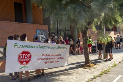 Paralitzat el desnonament d'una dona i un nadó a la Bordeta