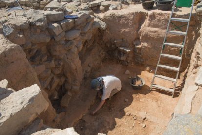 Treballs d’excavació a la part més antiga del jaciment ibèric de Gebut, a Soses.