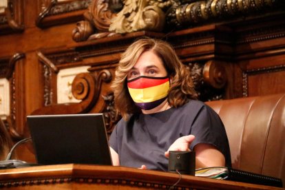 Ada Colau va lluir una mascareta amb la bandera republicana.