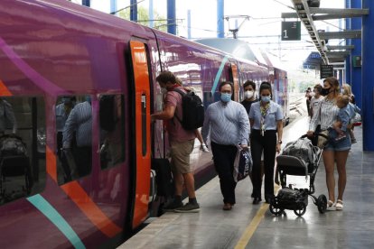 Viatgers durant la primera parada de l’Avlo a Lleida.