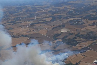 L'incendi de Santa Coloma de Queralt, a Tarragona, afecta unes 110 hectàrees i obliga a confinar un nucli de Les Piles