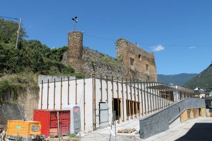 El castell de Sort, amb les obres de la biblioteca als peus.