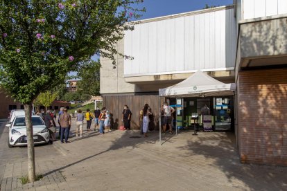 Ciudadanos haciendo cola el pasado viernes en la maratón de vacunación en el cap Primer de Maig.