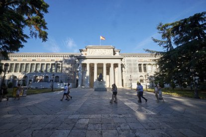 Façana oest o ‘de Velázquez’ del Museu del Prado vist des del passeig del Prado.