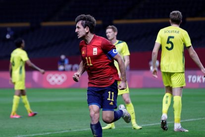 Mikel Oyarzabal celebra el gol que va donar a Espanya la primera victòria.