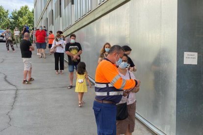 Usuarios mayores de 40 años del CAP Onze de Setembre se vacunaron ayer sin cita previa.