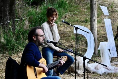 Roger Mas y Sílvia Bel cantaron y leyeron textos sobre los fusilamientos en el Prat de Fuster de Sorpe.