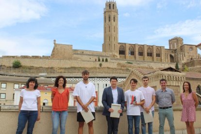 Els guanyadors al costat de membres del jurat i representants de l’institut.