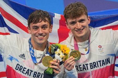 Tom Daley, a la izquierda, y Matty Lee tras conseguir el oro.