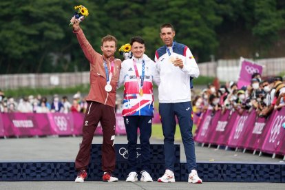 El granadino David Valero, a la derecha, junto al británico Tom Pidcock y el suizo Mathias Flückiger.