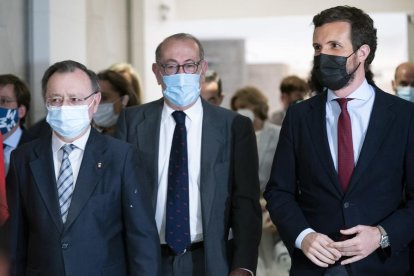 Pablo Casado amb el president de Ceuta, Juan Vivas (esquerra).