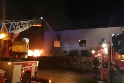 Un incendio ha quemado la nave de Rifacli en Montblanc