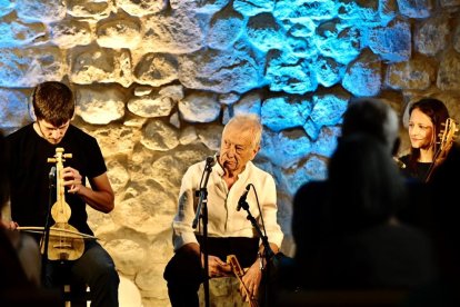 Arnau Obiols, Artur Blasco y Marien de Casimiro, ayer en el concierto que ofrecieron en Sant Joan de Isil.