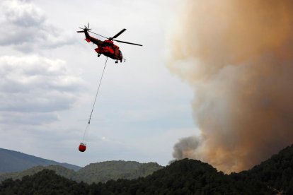 Un helicóptero trabajando en el fuego de Santa Coloma de Queralt.