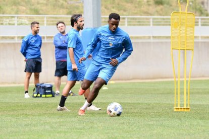 Jugadores del Lleida, ayer durante el estage de Garòs.