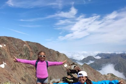 Alba y Keren en la cima del Cap de la Coma de Riufred.