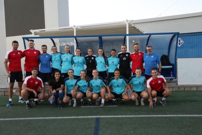 Jugadoras y staff técnico posan antes del primer entrenamiento de la jornada.