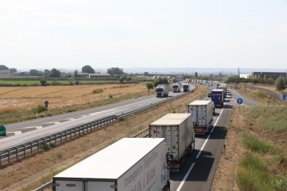 Las colas en la A-2 llegaron hasta el polígono de Bell-lloc. 