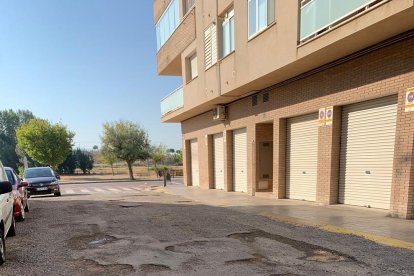 Imagen de la calle Astúries, con la calzada muy deteriorada. 