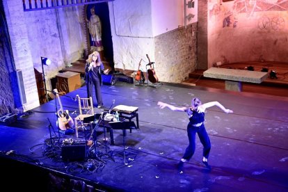 Un momento de la actuación de Maria del Mar Bonet en el Dansàneu, con la bailarina Núria Guiu.