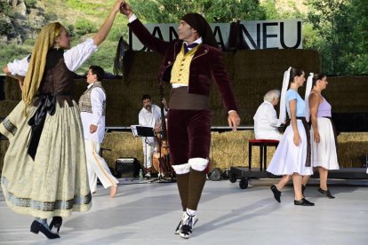 Un momento de la actuación de Maria del Mar Bonet en el Dansàneu, con la bailarina Núria Guiu.