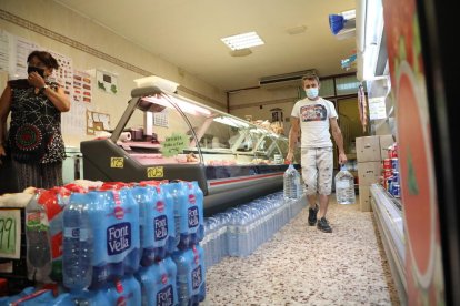 Els veïns de Torres es proveeixen per beure i cuinar amb aigua embotellada del comerç local.