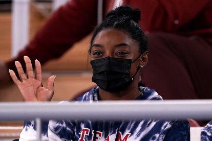 Simone Biles, ayer animando a su equipo desde la grada.