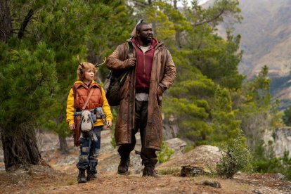 Christian Convery y Nonso Anozie protagonizan ‘Sweet Tooth’.