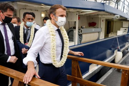 Macron con una corona de flores en su viaje a la Polinesia gala.