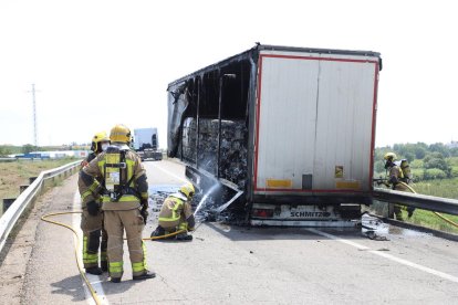 Retenciones en la A-2 en Alcoletge por el incendio de un camión 