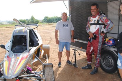 Nasser Al-Attiyah, junto a Delfí Lahoz y su nuevo Speed Car serigrafiado con su nombre.