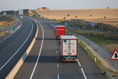 Camiones circulando ayer por la autovía A-14. 