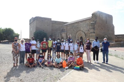 Los jóvenes que participaron ayer en la última jornada del campo de trabajo, en el exterior del Castell dels Templers de Gardeny.