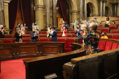 Los diputados de ERC, Junts y la CUP aplaudieron a Giró tras la aprobación del decreto del fondo.