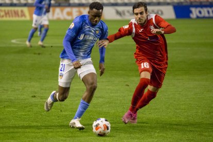 Neeskens pugna amb Alpha, en un partit de la temporada passada.