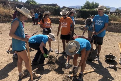 Alguns dels joves participants en el camp de treball internacional d’Isona.