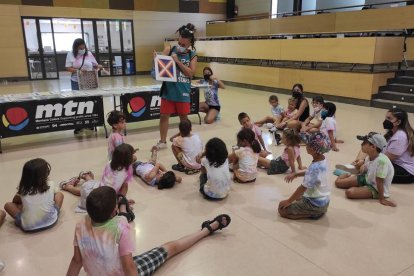 Jóvenes de Camarasa diseñan un mural colectivo junto al artista Foxy