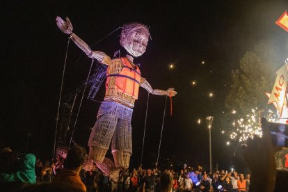 El enorme títere de 7 metros de los franceses L’Homme debout fue uno de los principales atractivos del certamen. 